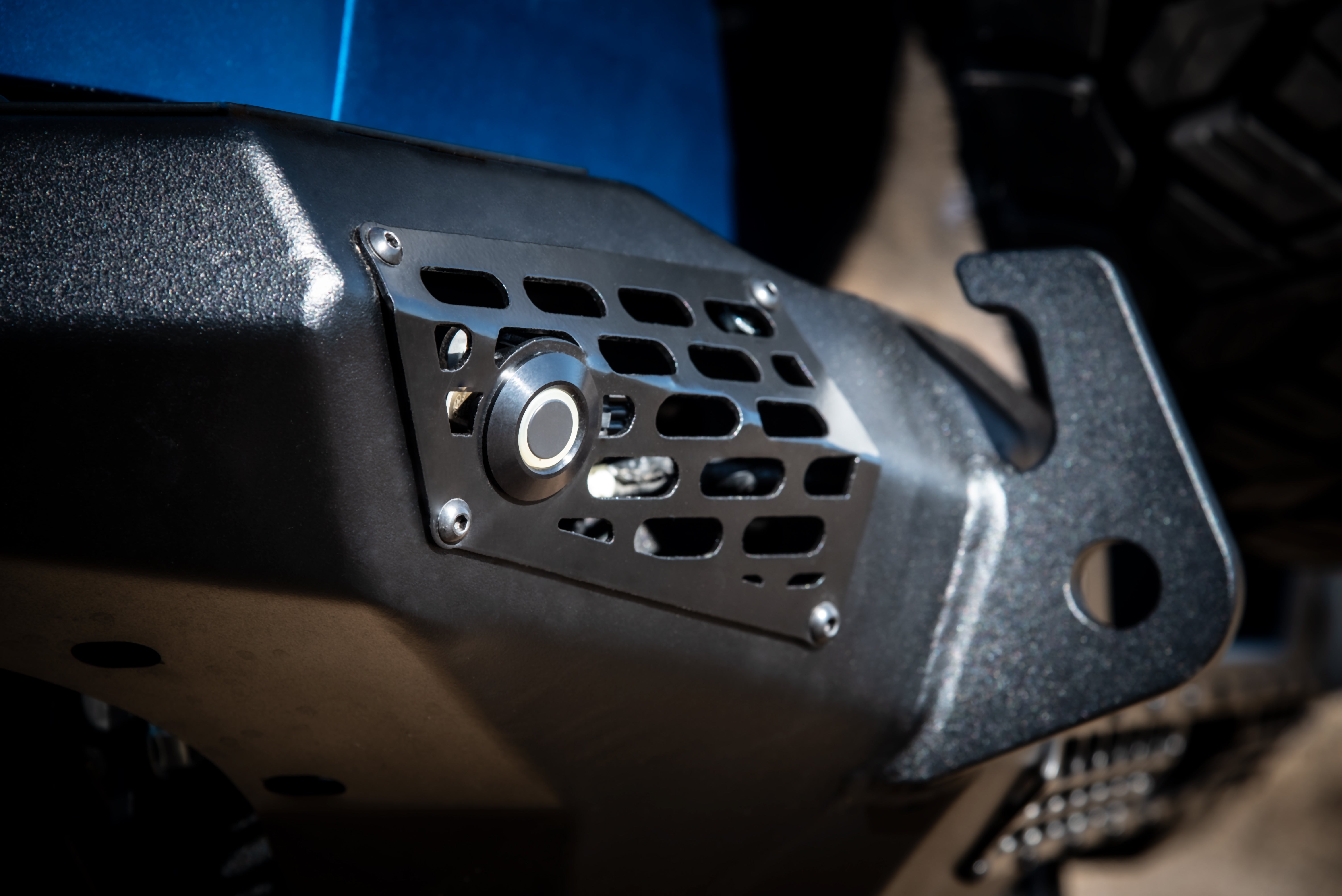 https://serenity-foxfactory.asset.akeneo.cloud/fox_asset_family/media/Blue_Bronco_CWL_Rear_bumper_sensors_04.jpg