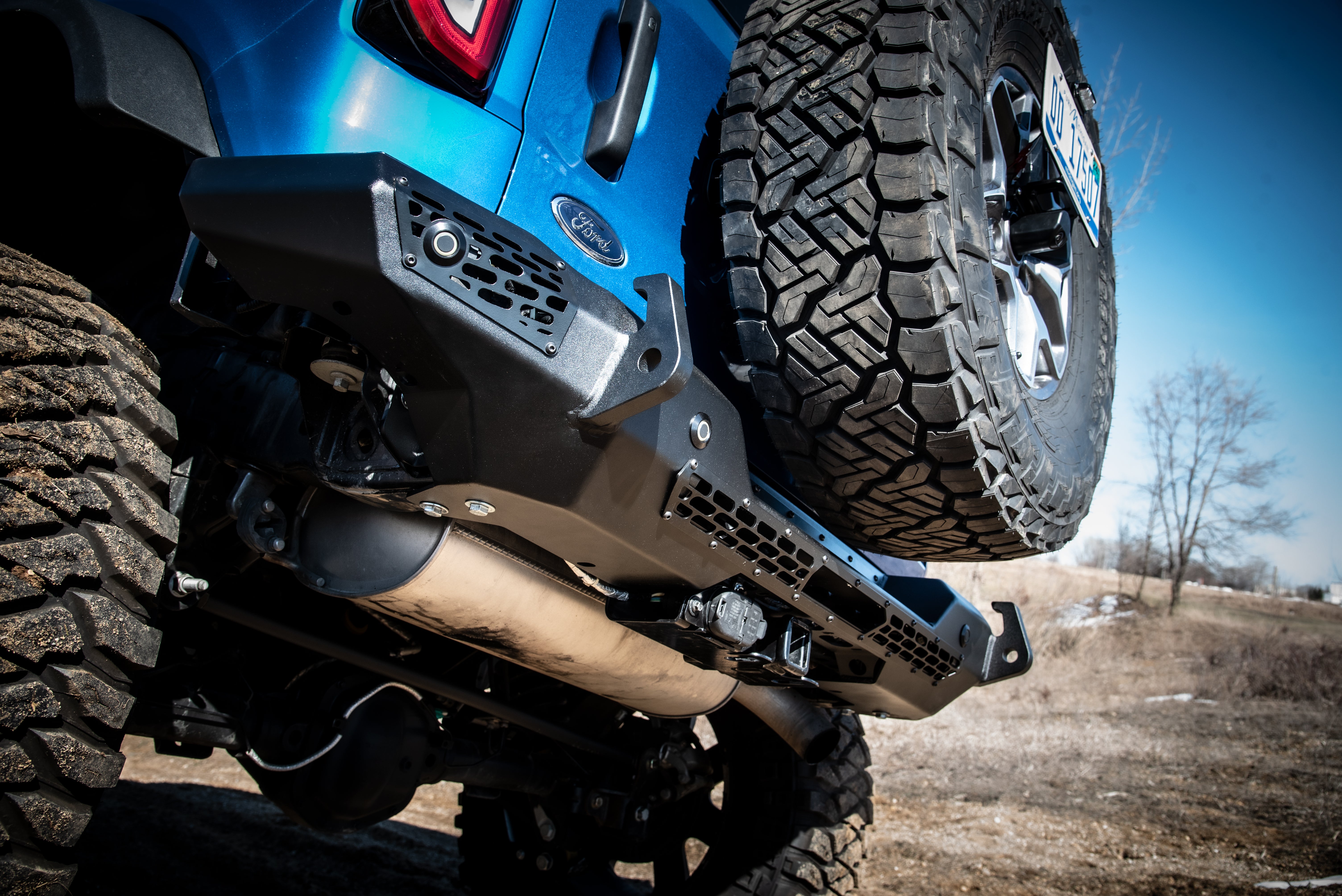 https://serenity-foxfactory.asset.akeneo.cloud/fox_asset_family/media/Blue_Bronco_CWL_Rear_bumper_sensors_06.jpg
