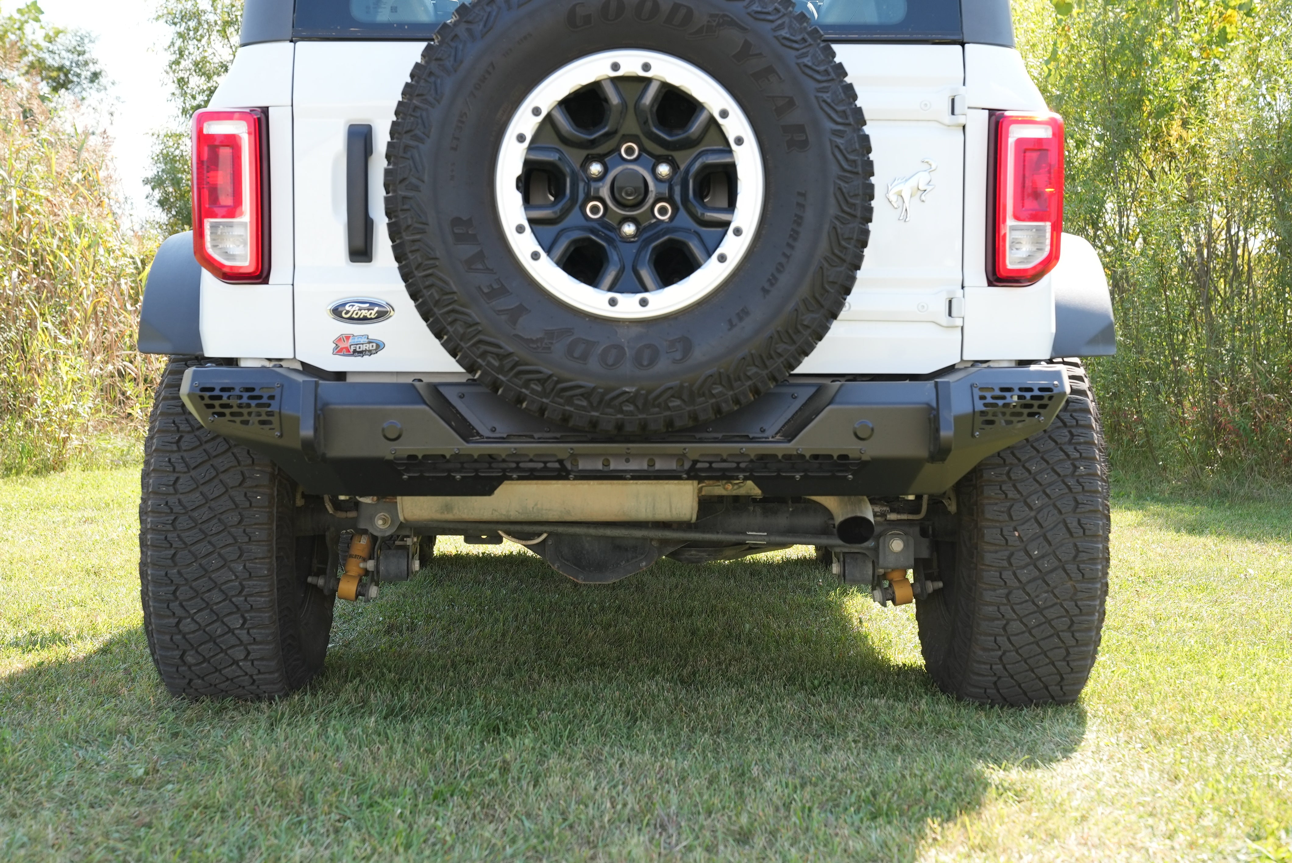 https://serenity-foxfactory.asset.akeneo.cloud/fox_asset_family/media/White_Bronco_CWL_Rear_nosensor_03.JPG