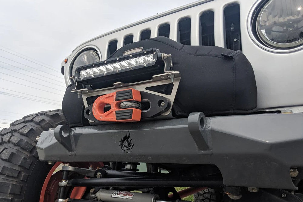https://serenity-foxfactory.asset.akeneo.cloud/fox_asset_family/media/cwl_ct11001_lifestyle_03_fairlead_light_mount.jpg