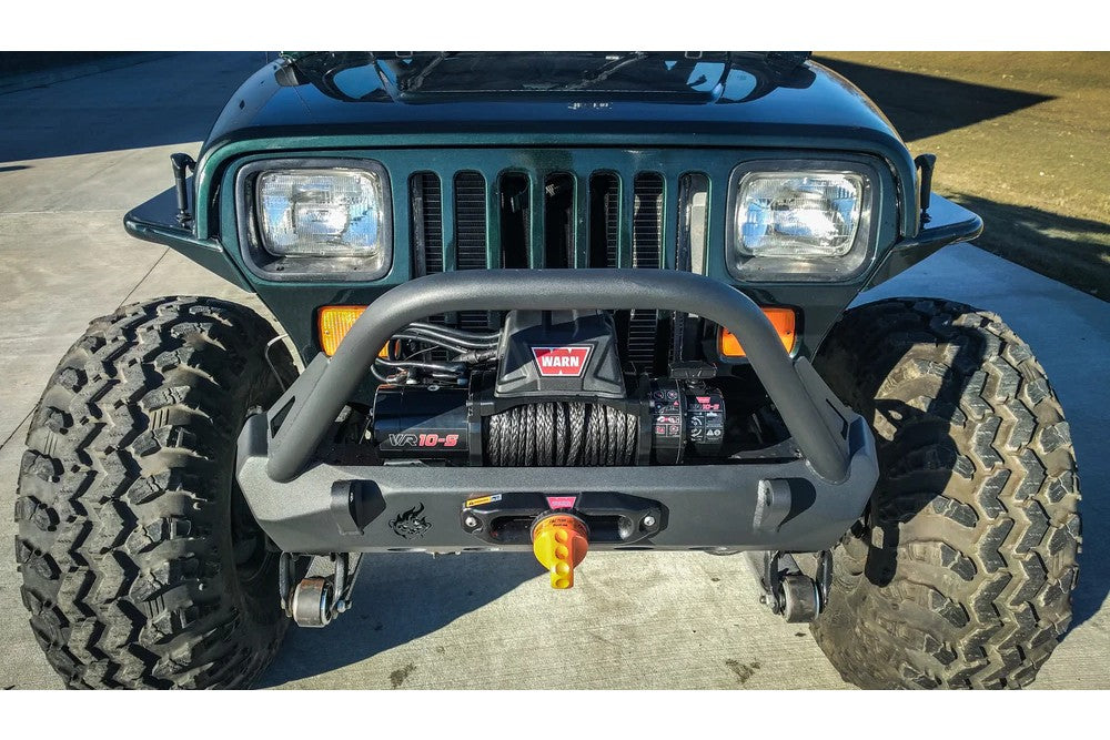 https://serenity-foxfactory.asset.akeneo.cloud/fox_asset_family/media/cwl_tj10121_lifestyle_01_jeep_tj_pyro_stubby_front_bumper_flat_top_stinger.jpg