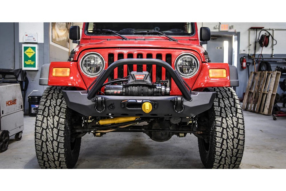 https://serenity-foxfactory.asset.akeneo.cloud/fox_asset_family/media/cwl_tj10221_lifestyle_01_jeep_tj_pyro_midwidth_front_bumper_flat_stinger.jpg